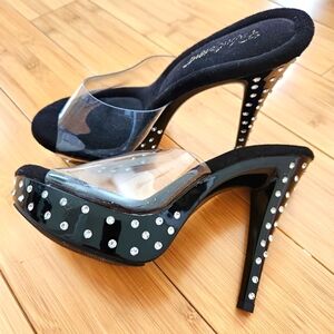 UNWORN Fabulicious size 9